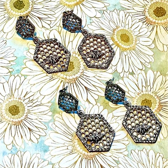 🏷️ Honeycomb Dangle Earrings With Bees Rhinestones Gold Tone - Picture 4 of 4